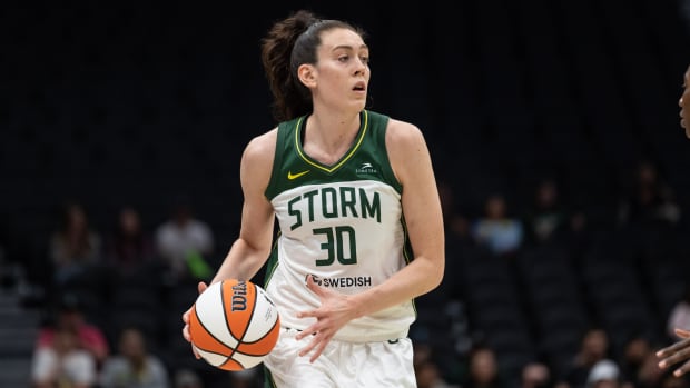 Breanna Stewart prepares to pass